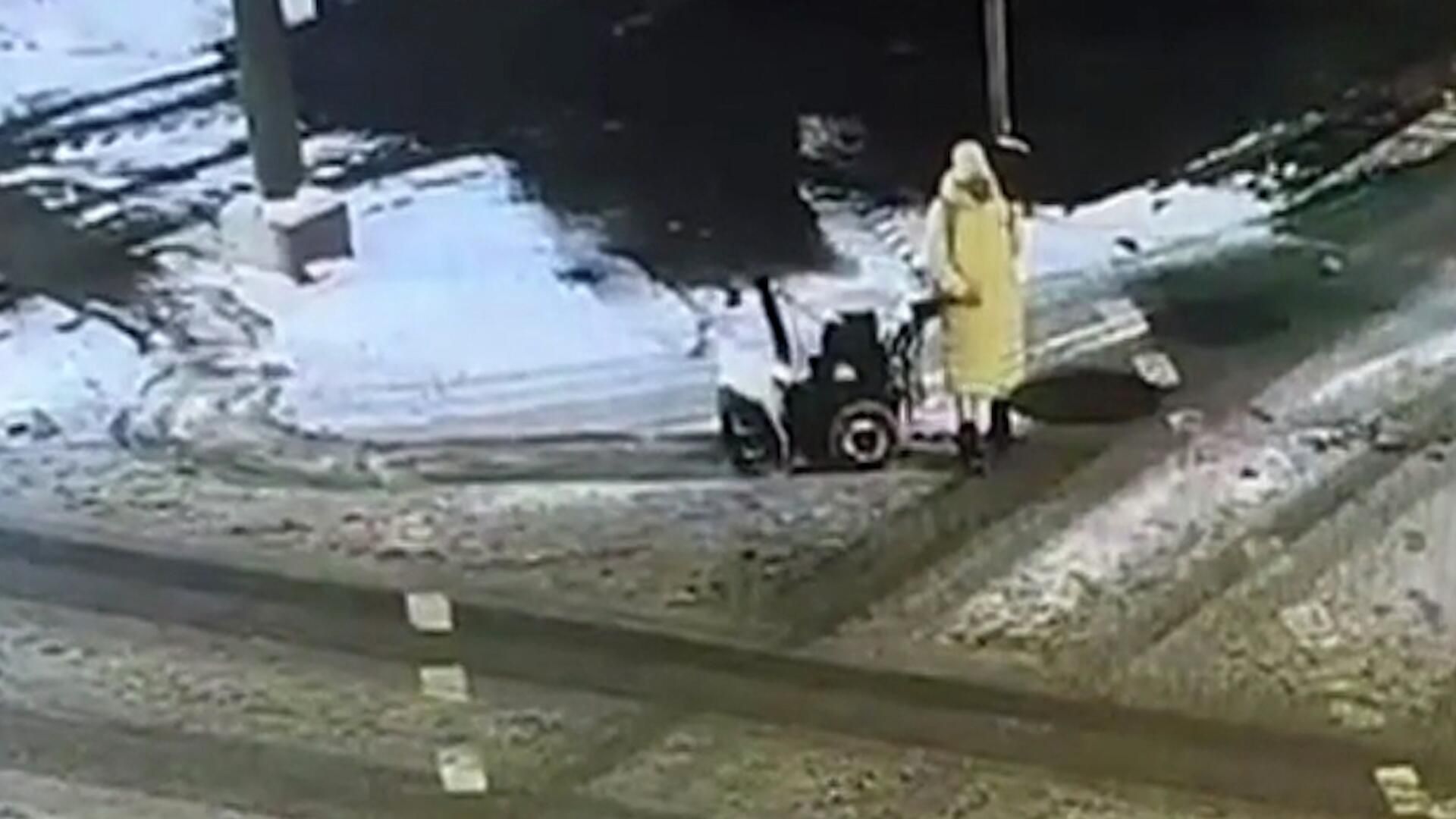 Женщина угнала снегоуборочную машину в Москве. Видео МВД России Женщина угнала снегоуборочную машину в Москве. Видео МВД России - РИА Новости, 1920, 21.01.2026