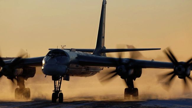 Полет ракетоносцев Ту-95МС над нейтральными водами Японского моря
