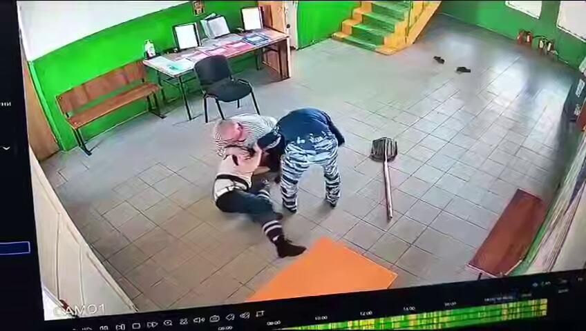 Стоп-кадр видеозаписи драки в отделе ГАИ Стоп-кадр видеозаписи драки в отделе ГАИ - РИА Новости, 1920, 21.01.2026