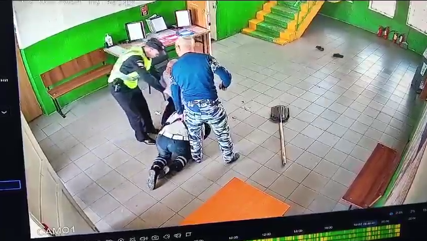 Стоп-кадр видеозаписи драки в отделе ГАИ Стоп-кадр видеозаписи драки в отделе ГАИ - РИА Новости, 1920, 21.01.2026