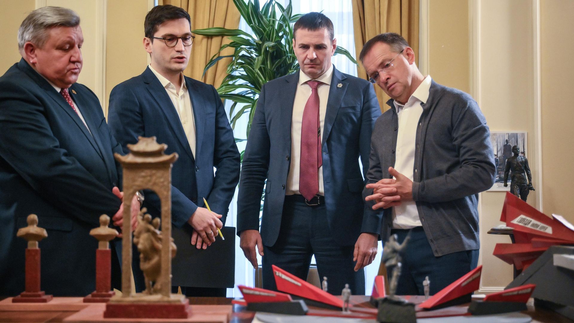 Осмотр проектов творческого конкурса на создание в Хабаровске мемориала, посвящённого 80-летию разгрома милитаристской Японии и окончания Второй мировой войны, в штаб-квартире Российского военно-исторического общества в Москве Осмотр проектов творческого конкурса на создание в Хабаровске мемориала, посвящённого 80-летию разгрома милитаристской Японии и окончания Второй мировой войны, в штаб-квартире Российского военно-исторического общества в Москве - РИА Новости, 1920, 21.01.2026