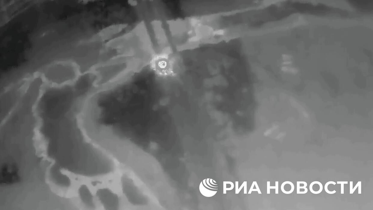 Удар по железнодорожному мосту через Сейм в Сумской области - РИА Новости, 1920, 22.01.2026