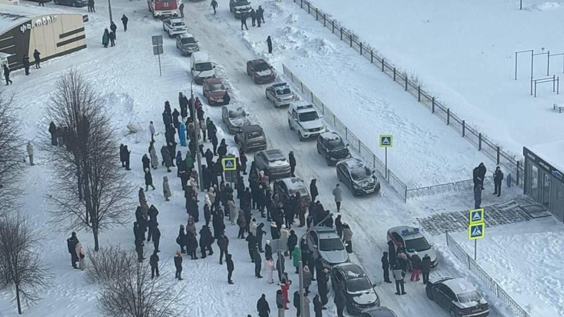 На месте происшествия в Нижнекамске, где подросток пришел с ножом в лицей и ранил уборщицу На месте происшествия в Нижнекамске, где подросток пришел с ножом в лицей и ранил уборщицу - РИА Новости, 1920, 22.01.2026