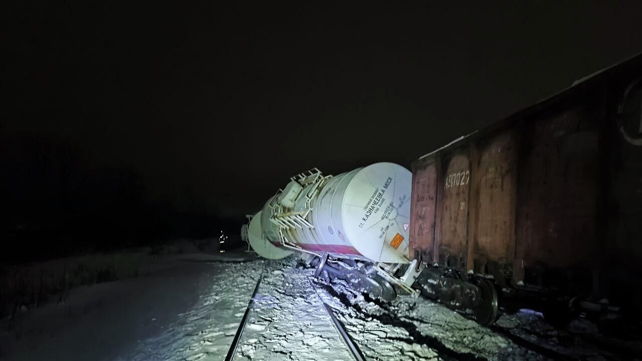 Место происшествия, где четыре грузовые цистерны в составе грузового поезда сошли с рельсов в Тульской области Место происшествия, где четыре грузовые цистерны в составе грузового поезда сошли с рельсов в Тульской области - РИА Новости, 1920, 22.01.2026