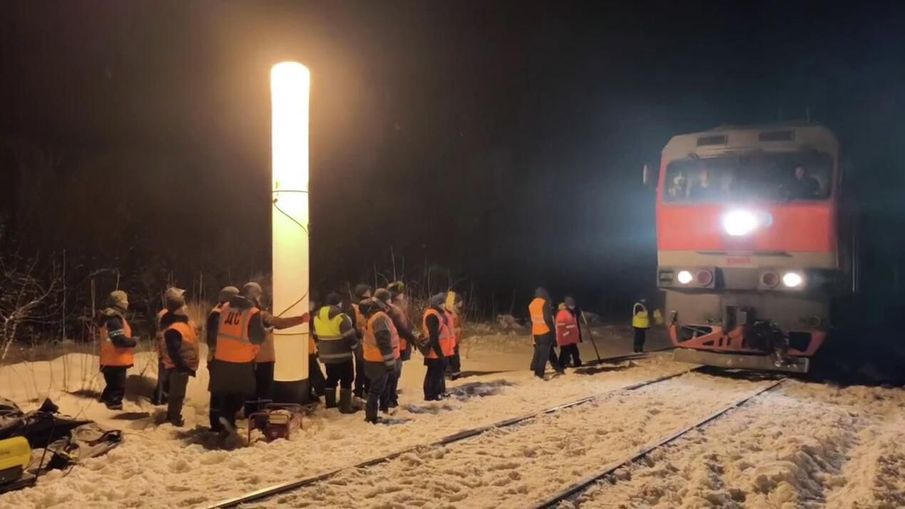 Движение открыто по одному пути в реверсивном направлении на перегоне Жданка-Товарково, где сошли вагоны грузового поезда Движение открыто по одному пути в реверсивном направлении на перегоне Жданка-Товарково, где сошли вагоны грузового поезда - РИА Новости, 1920, 22.01.2026