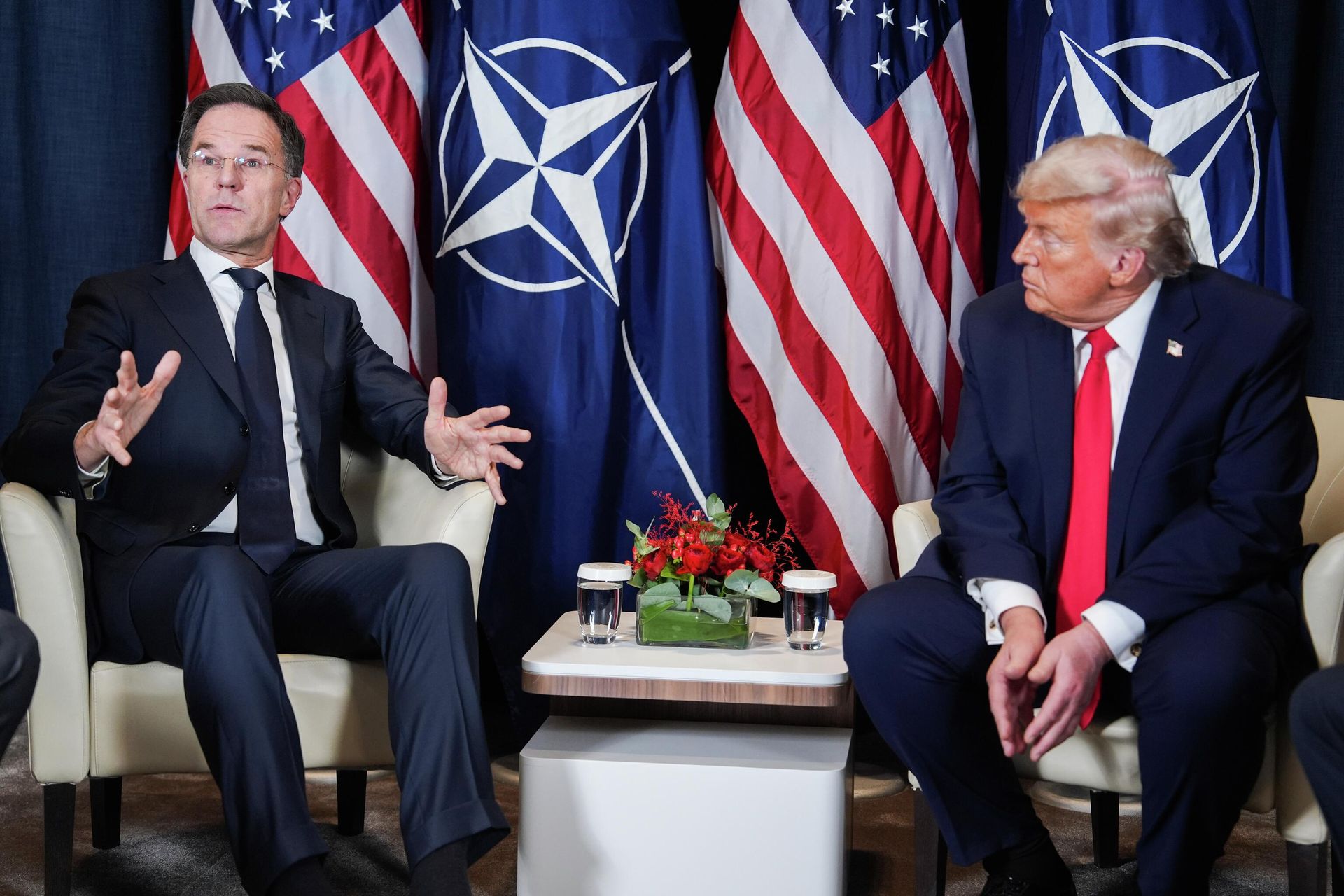 Президент США Дональд Трамп во время встречи с генеральным секретарем НАТО Марком Рютте на полях Всемирного экономического форума в Давосе Президент США Дональд Трамп во время встречи с генеральным секретарем НАТО Марком Рютте на полях Всемирного экономического форума в Давосе - РИА Новости, 1920, 01.04.2026