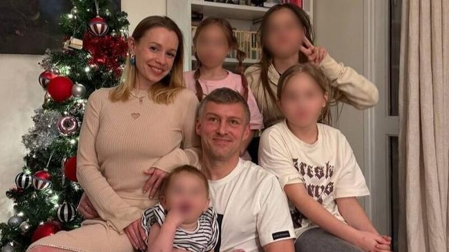 Егор Виноградов с женой Еленой и детьми
