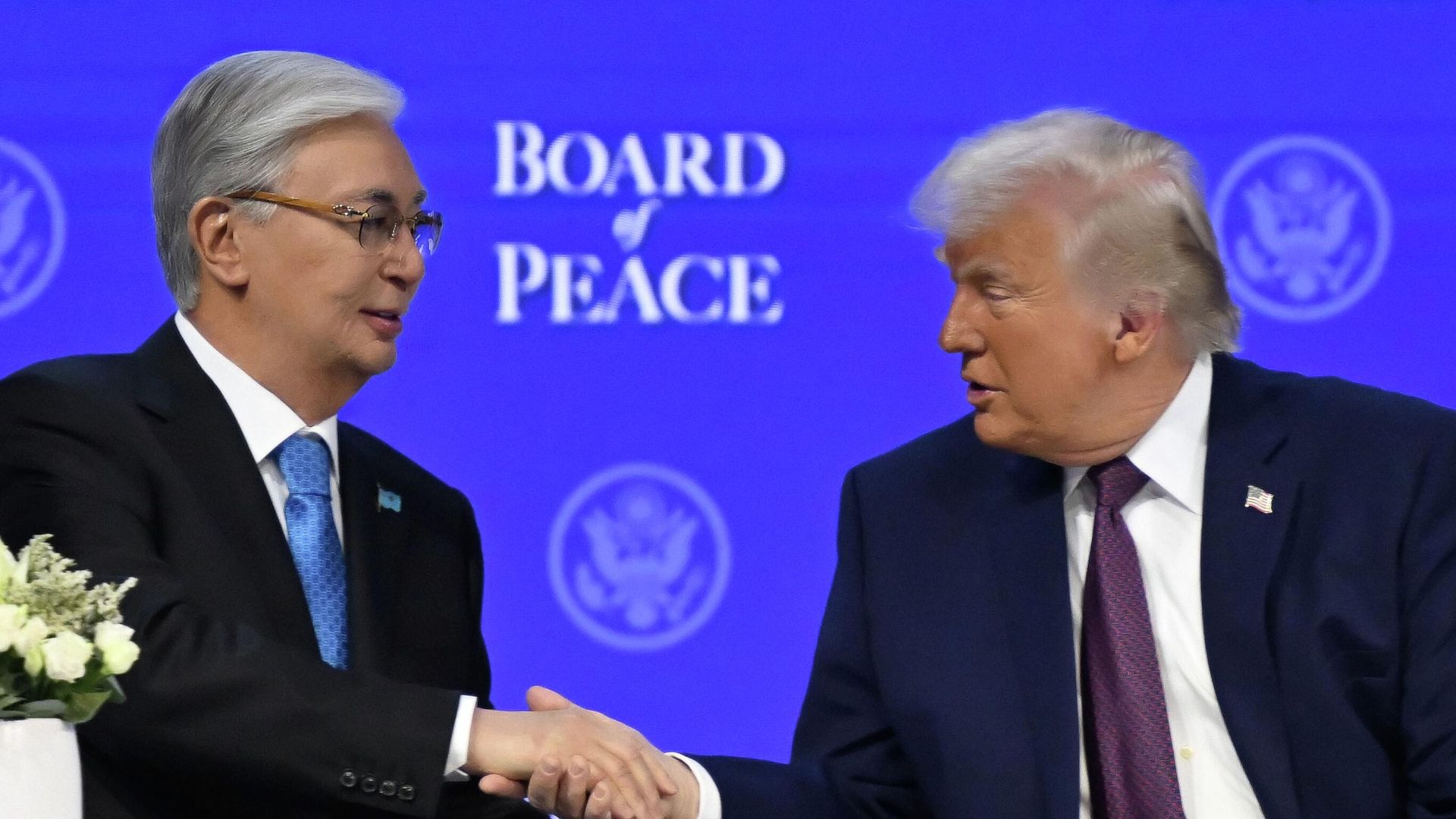 Президент Казахстана Касым-Жомарт Токаев и президент США Дональд Трамп на церемонии подписания  Устава Совета мира в Давосе - РИА Новости, 1920, 22.01.2026