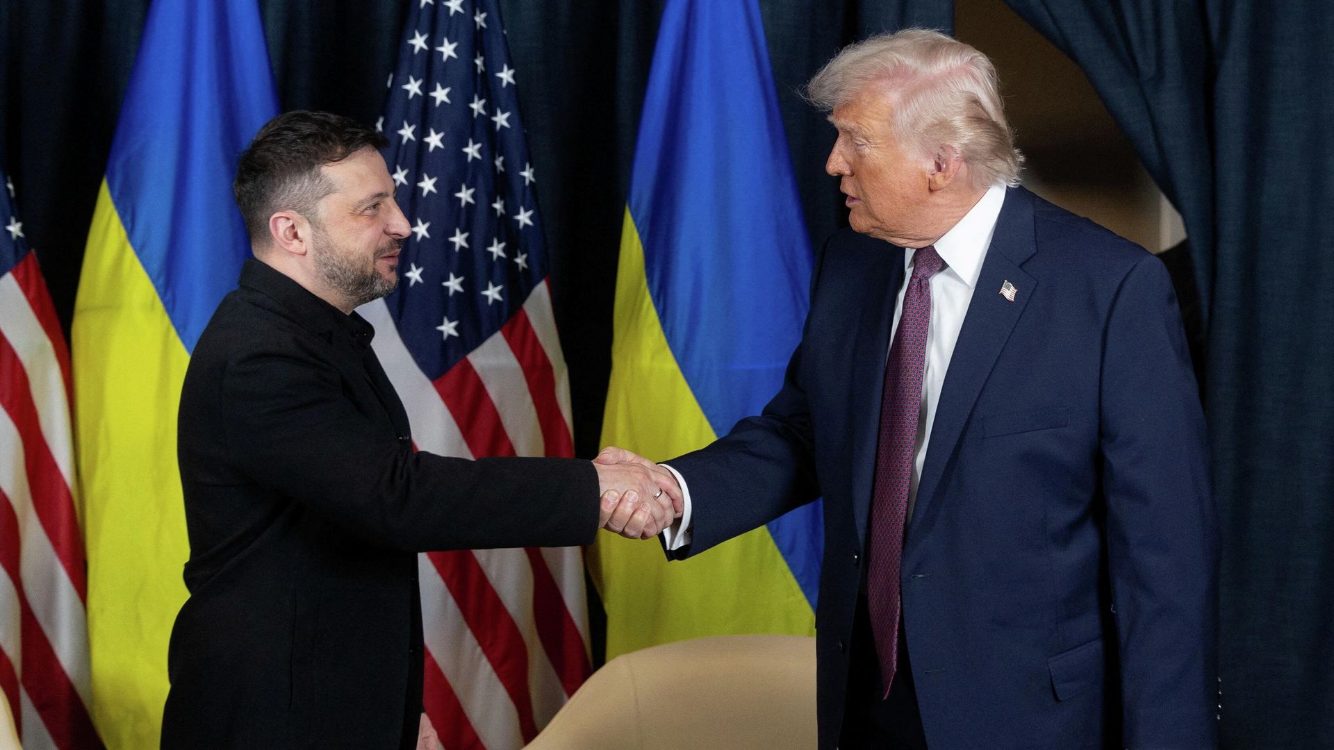 Владимир Зеленский и Дональд Трамп во время встречи на полях Всемирного экономического форума в Давосе. 22 января 2026 Владимир Зеленский и Дональд Трамп во время встречи на полях Всемирного экономического форума в Давосе. 22 января 2026 - РИА Новости, 1920, 22.01.2026