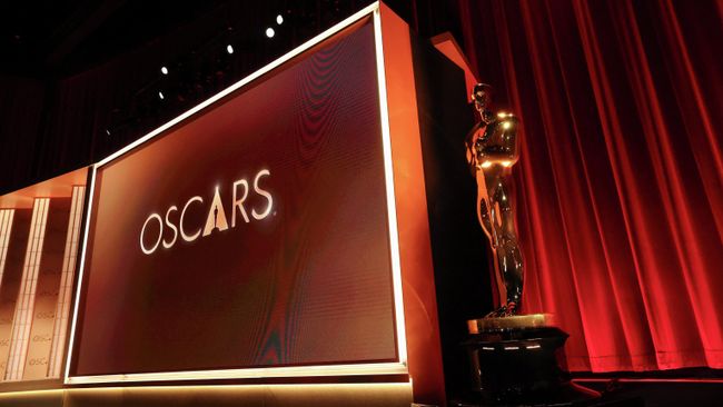 Большая статуэтка Оскар перед церемонией объявления номинантов 98-й премии Оскар в театре Сэмюэля Голдвина в Беверли-Хиллз