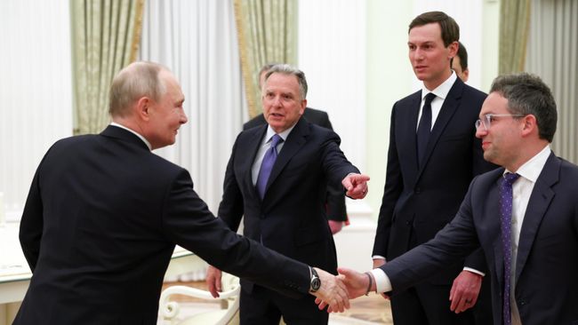 Президент РФ Владимир Путин, специальный посланник президента США Стивен Уиткофф, зять президента США Джаред Кушнер и комиссар Федеральной службы госзакупок Джош Грюнбаум во время встречи в Москве
