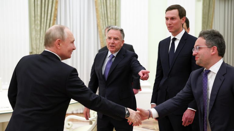Президент РФ Владимир Путин, специальный посланник президента США Стивен Уиткофф, зять президента США Джаред Кушнер и комиссар Федеральной службы госзакупок Джош Грюнбаум во время встречи в Москве Президент РФ Владимир Путин, специальный посланник президента США Стивен Уиткофф, зять президента США Джаред Кушнер и комиссар Федеральной службы госзакупок Джош Грюнбаум во время встречи в Москве