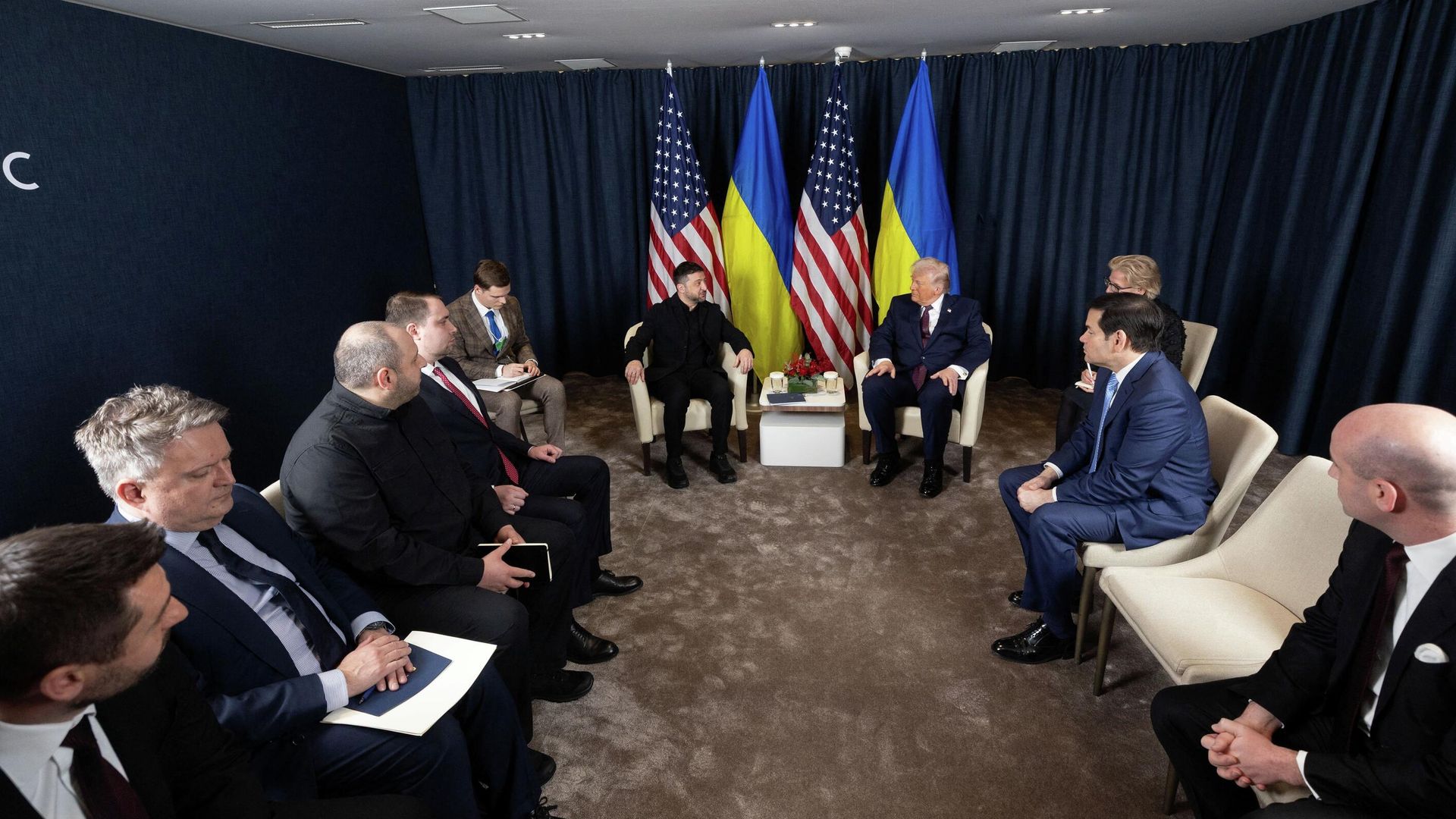 Владимир Зеленский и президент США Дональд Трамп во время встречи на полях Всемирного экономического форума в Давосе - РИА Новости, 1920, 27.01.2026