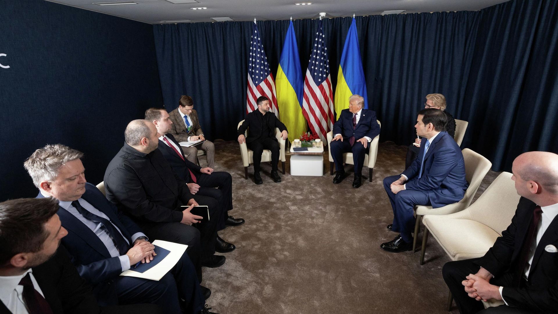 Владимир Зеленский и президент США Дональд Трамп во время встречи на полях Всемирного экономического форума в Давосе - РИА Новости, 1920, 27.01.2026