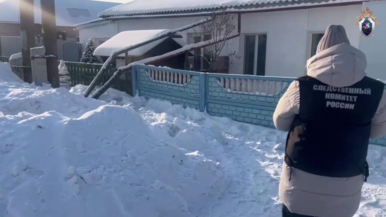 Сотрудник СК России на месте, где погиб ребенок, роя тоннель в сугробе в Красноярском крае Сотрудник СК России на месте, где погиб ребенок, роя тоннель в сугробе в Красноярском крае - РИА Новости, 1920, 23.01.2026