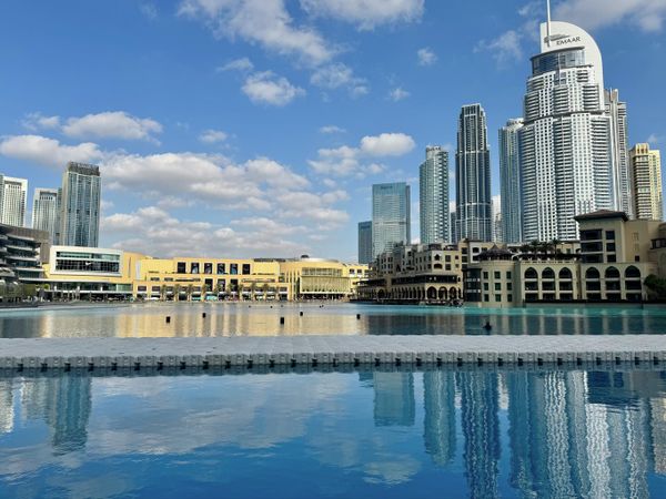 Вид на озеро около Dubai Mall Вид на озеро около Dubai Mall