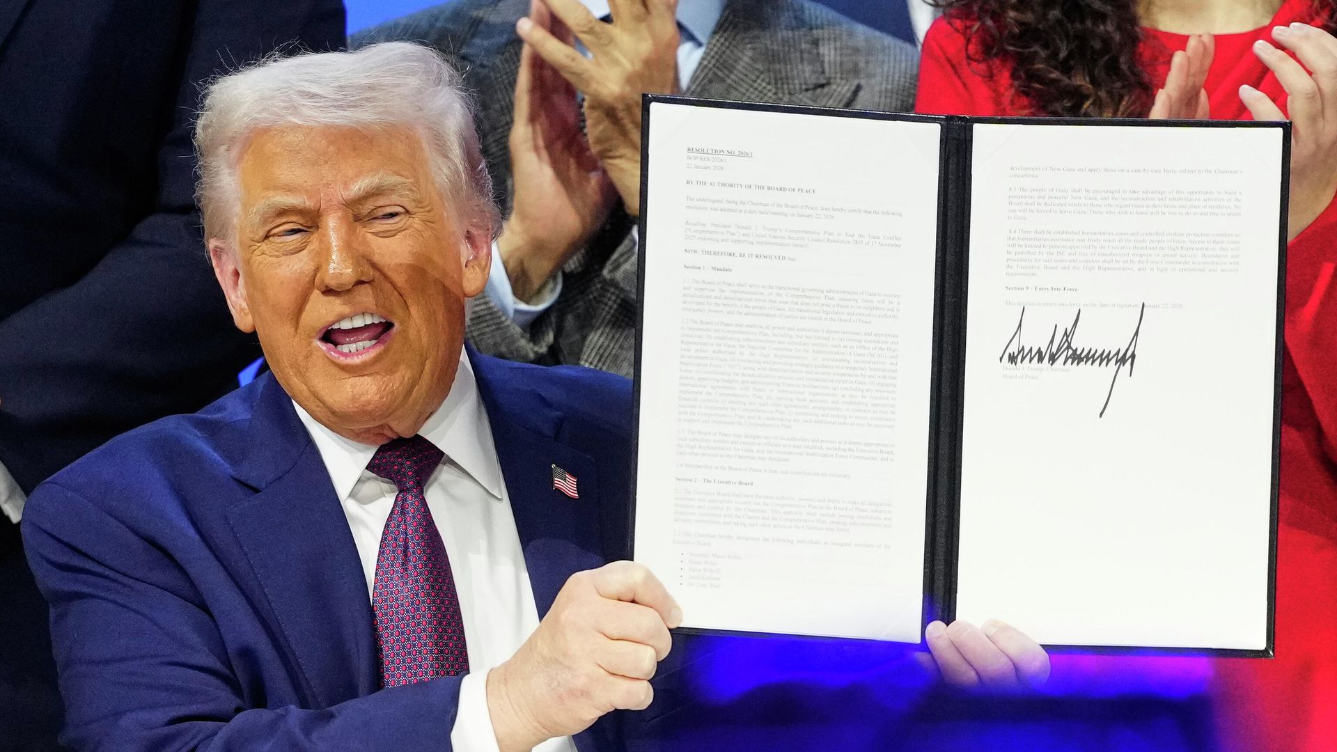 Президент Дональд Трамп держит хартию во время церемонии подписания соглашения Совета мира  - РИА Новости, 1920, 23.01.2026