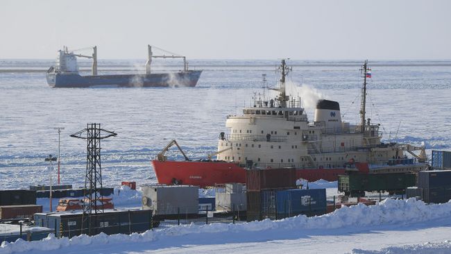 Корабли в морском порту Дудинка