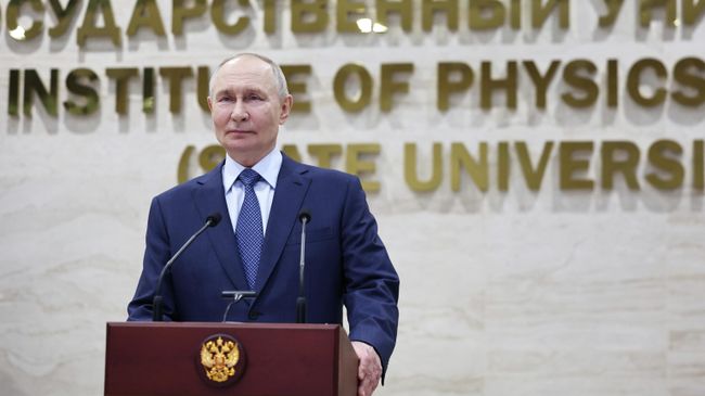 Президент РФ Владимир Путин выступает в ходе посещения Московского физико-технического института
