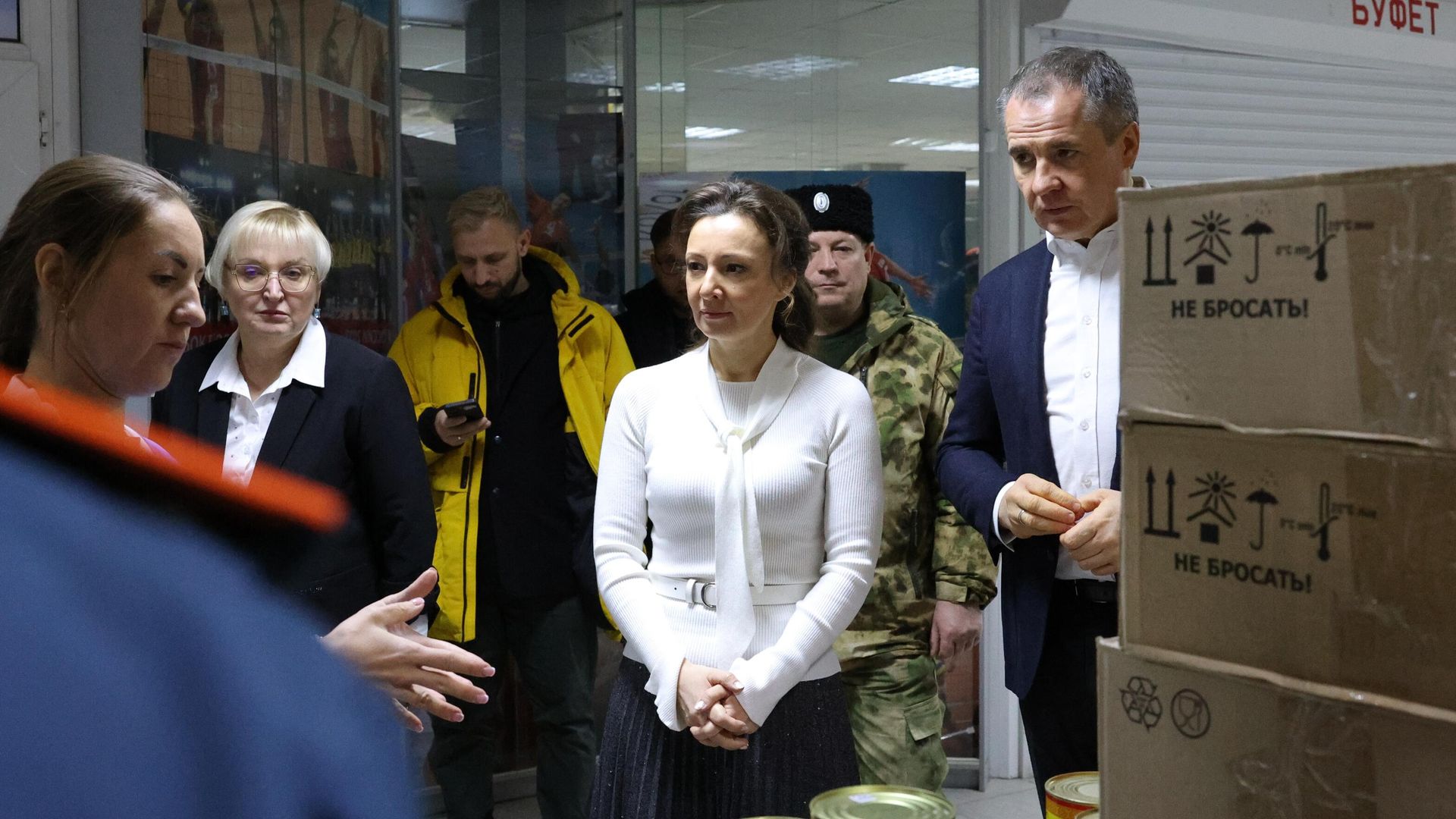 Заместитель председателя Государственной Думы РФ Анна Кузнецова и губернатор Белгородской области Вячеслав Гладков во время посещения пункта гуманитарной помощи в Белгород Заместитель председателя Государственной Думы РФ Анна Кузнецова и губернатор Белгородской области Вячеслав Гладков во время посещения пункта гуманитарной помощи в Белгород - РИА Новости, 1920, 23.01.2026