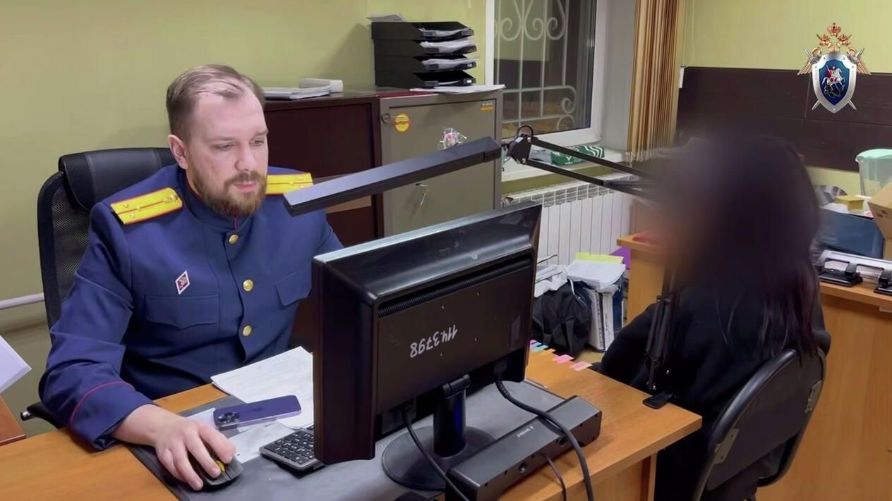 Жительница Сургута, задержанная за участие в афере с похищением подростка в Красноярске Жительница Сургута, задержанная за участие в афере с похищением подростка в Красноярске - РИА Новости, 1920, 24.01.2026