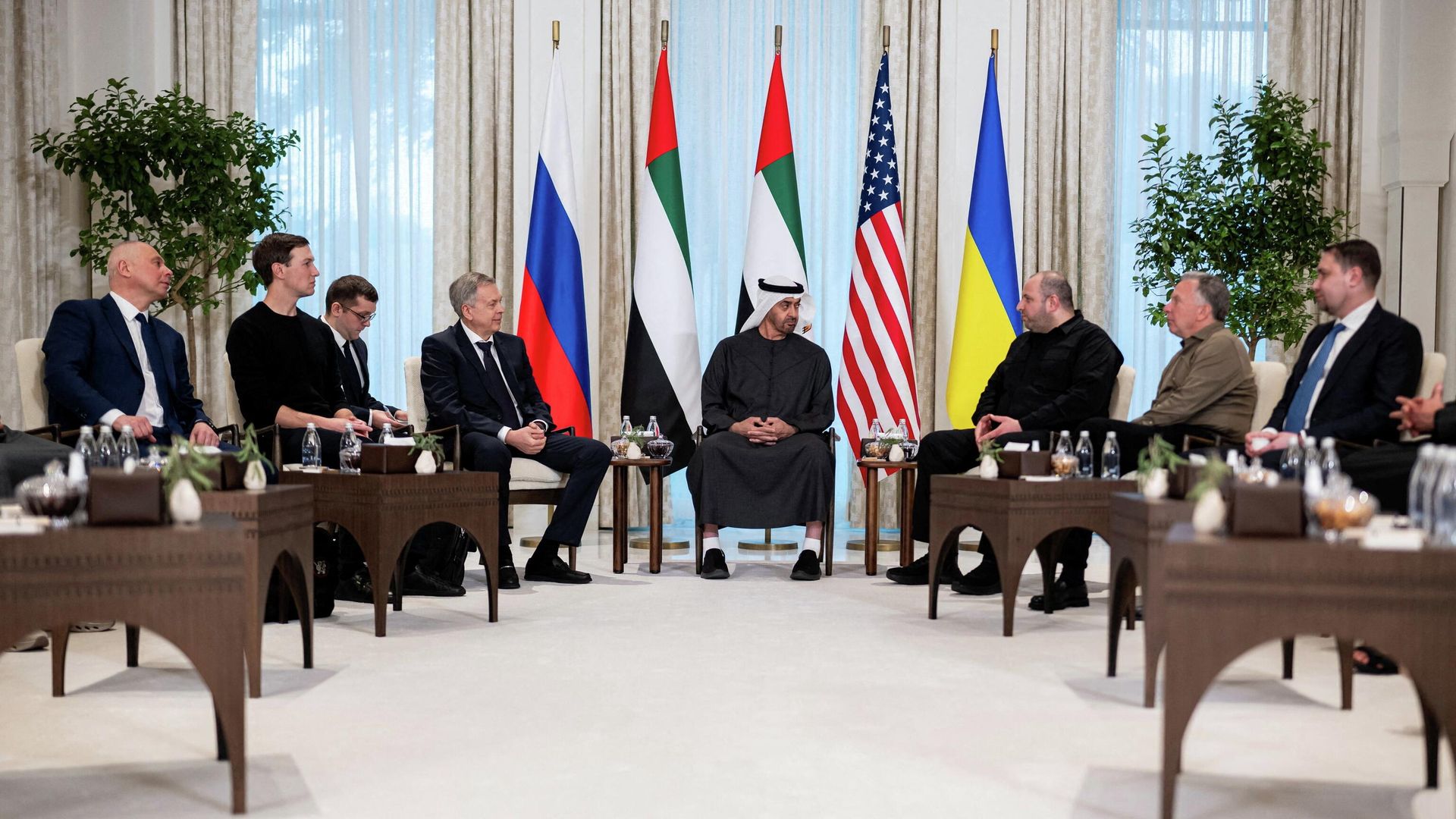 Президент ОАЭ шейх Мохаммед бен Заид Аль Нахайян принимает глав делегаций, участвующих в трехсторонних переговорах делегаций США, России и Украины в Абу-Даби Президент ОАЭ шейх Мохаммед бен Заид Аль Нахайян принимает глав делегаций, участвующих в трехсторонних переговорах делегаций США, России и Украины в Абу-Даби - РИА Новости, 1920, 24.01.2026