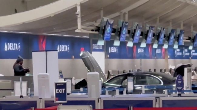 Автомобиль протаранил вход в аэропорт Детройта в США. Кадр видео
