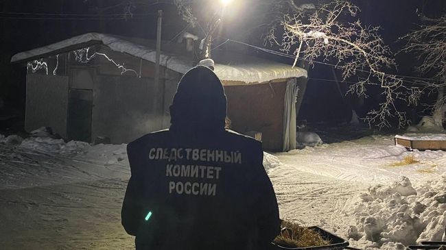 Сотрудник СК на месте происшествия на территории охотничьей базы в Саратовской области