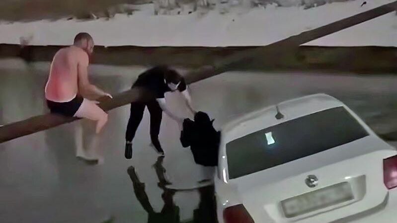 Жители Дагестана спасли мать и ее ребенка, которые провалились на машине в канал - РИА Новости, 1920, 25.01.2026