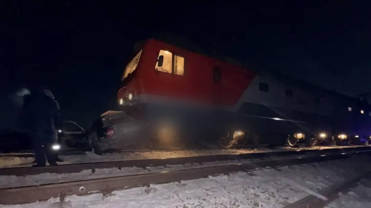 Последствия ДТП с машиной и автобусом в Омской области Последствия ДТП с машиной и автобусом в Омской области - РИА Новости, 1920, 26.01.2026
