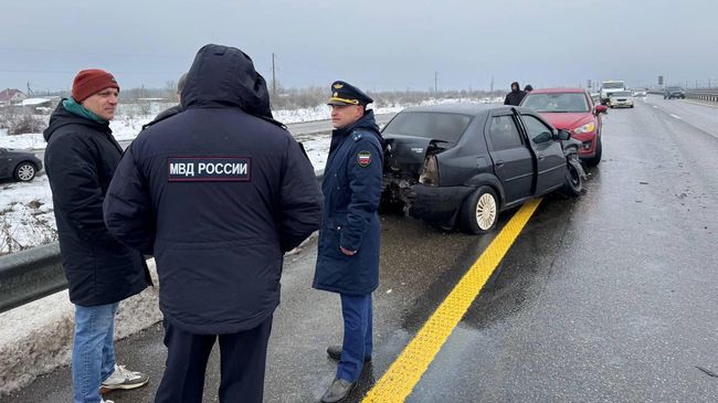 Последствия ДТП на автодороге М 4 ДОН в районе Горячего Ключа в Краснодарском крае