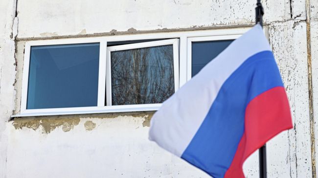 Выбитое в результате атаки БПЛА ВСУ окно в школе № 54 в пгт Юбилейное в Луганске. 26 января 2026