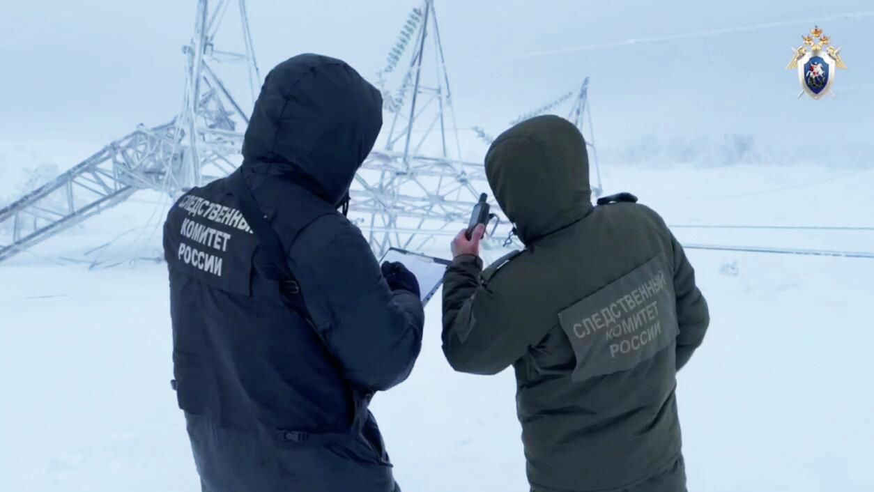 Сотрудники СК РФ у обрушенной опоры линии электропередач в Мурманской области Сотрудники СК РФ у обрушенной опоры линии электропередач в Мурманской области - РИА Новости, 1920, 02.02.2026