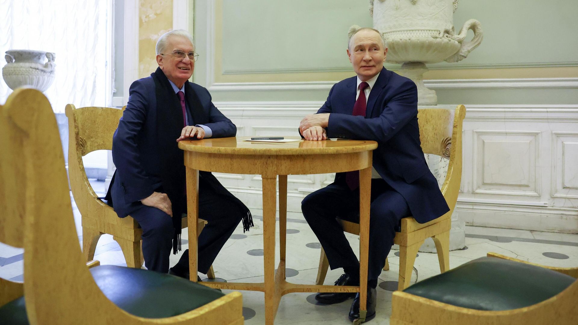 Президент РФ Владимир Путин и генеральный директор Государственного Эрмитажа Михаил Пиотровский во время встречи в Государственном Эрмитаже в Санкт-Петербурге. 26 января 2026 - РИА Новости, 1920, 26.01.2026