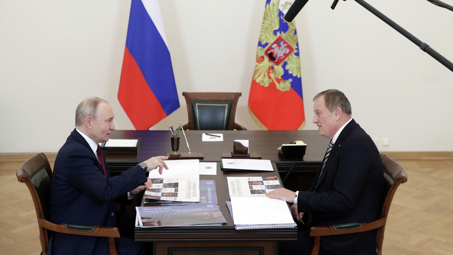 Президент РФ Владимир Путин и губернатор Ленинградской области Александр Дрозденко во время встречи Президент РФ Владимир Путин и губернатор Ленинградской области Александр Дрозденко во время встречи - РИА Новости, 1920, 26.01.2026