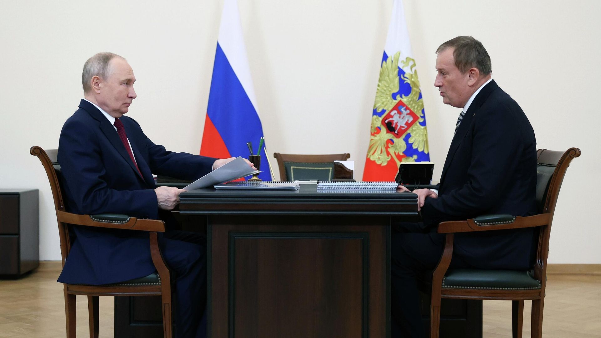 Владимир Путин и Александр Дрозденко во время встречи Владимир Путин и Александр Дрозденко во время встречи - РИА Новости, 1920, 26.01.2026