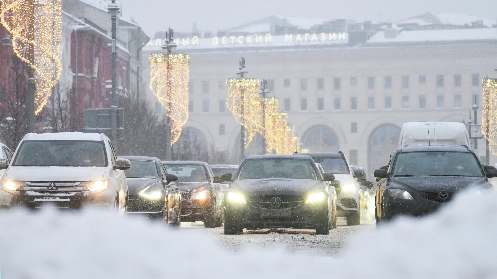 Автомобили на Новой площади во время снегопада в Москве Автомобили на Новой площади во время снегопада в Москве - РИА Новости, 1920, 27.01.2026