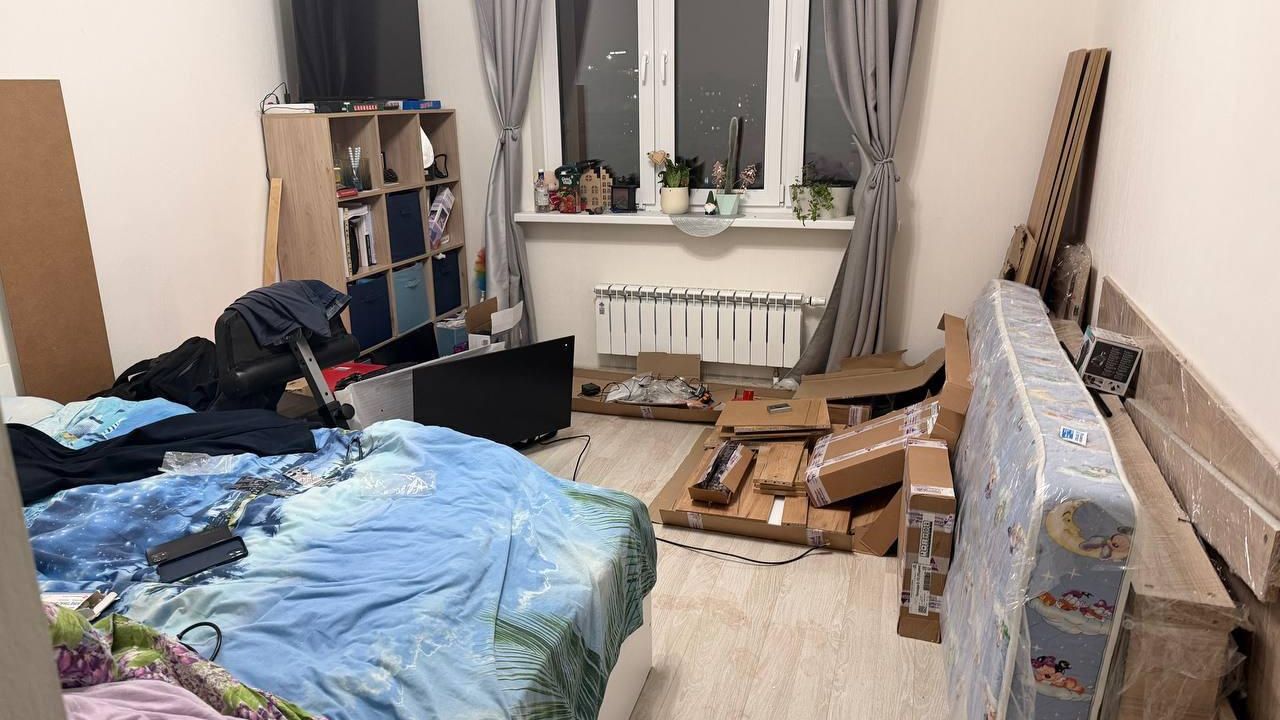 Квартира дома в Линейном проезде, где пьяный мужчина попытался зарезать жену и сына Квартира дома в Линейном проезде, где пьяный мужчина попытался зарезать жену и сына - РИА Новости, 1920, 27.01.2026