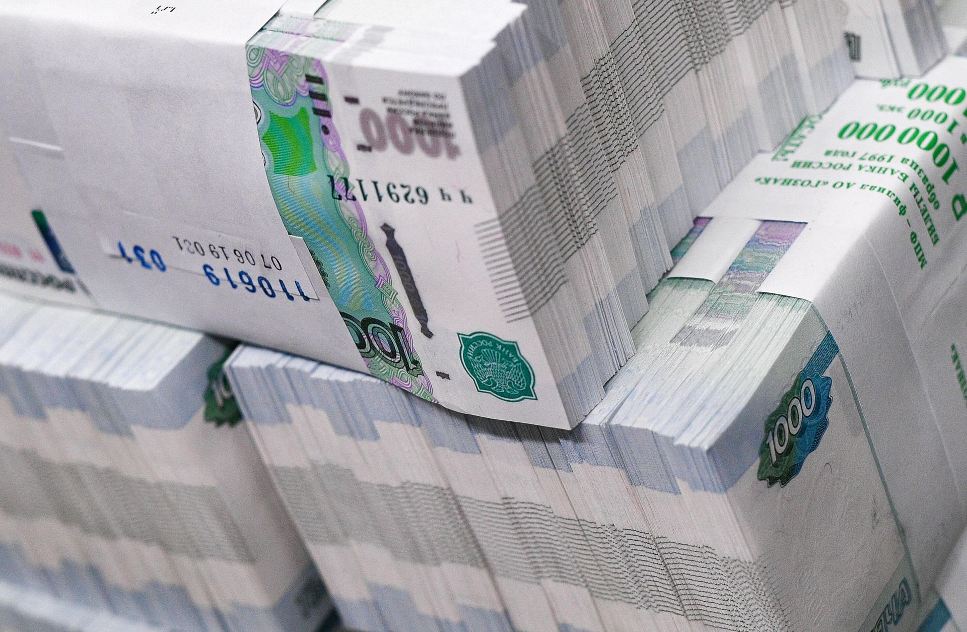 Пачки с банкнотами номиналом одна тысяча рублей на фабрике АО Гознак в Москве - РИА Новости, 1920, 28.07.2026