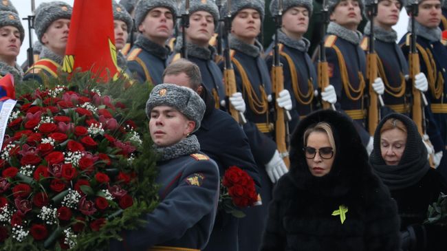Председатель Совета Федерации РФ Валентина Матвиенко на церемонии возложения цветов к монументу Мать-Родина на Пискаревском кладбище в Санкт-Петербурге