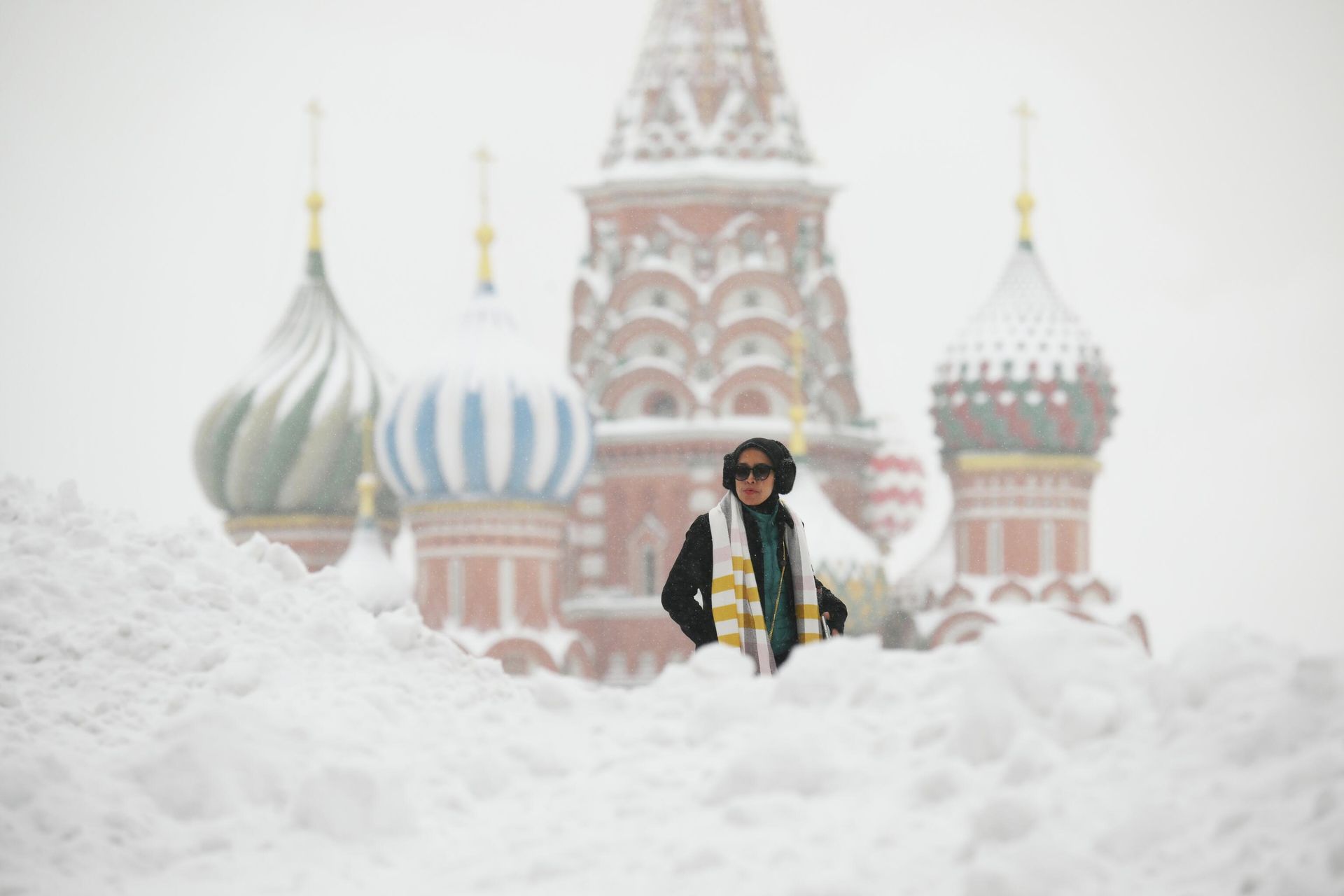 Прохожие на Красной площади во время снегопада в Москве Прохожие на Красной площади во время снегопада в Москве - РИА Новости, 1920, 30.01.2026