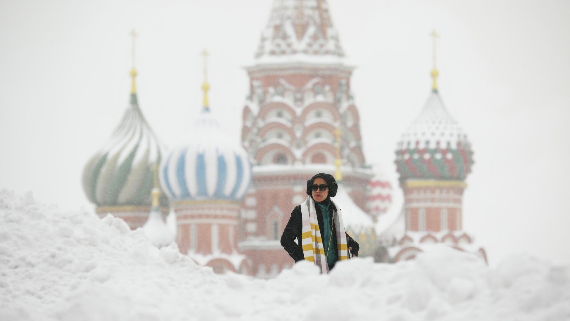 Прохожие на Красной площади во время снегопада в Москве Прохожие на Красной площади во время снегопада в Москве - РИА Новости, 1920, 27.01.2026