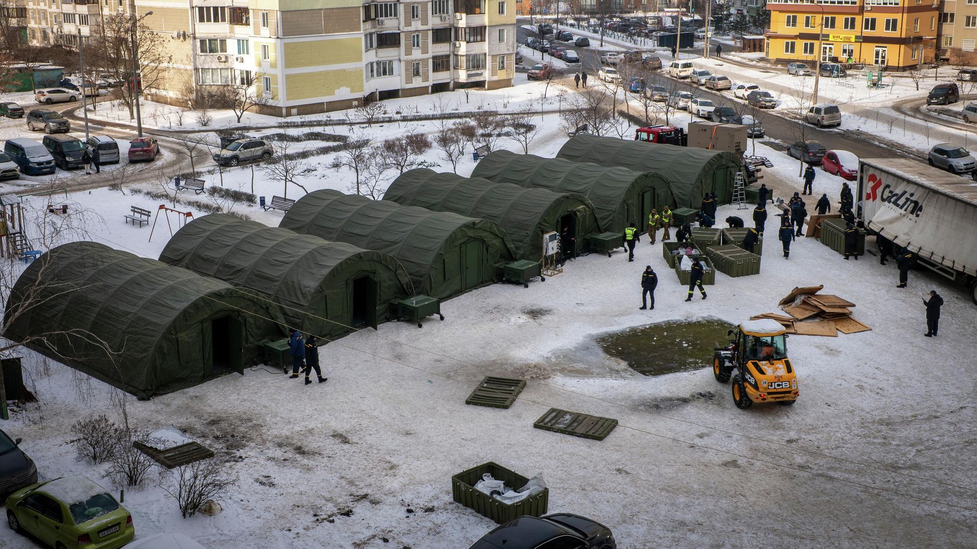 Сотрудники экстренных служб устанавливают палатки в одном из микрорайонов Киева, Украина Сотрудники экстренных служб устанавливают палатки в одном из микрорайонов Киева, Украина - РИА Новости, 1920, 27.01.2026