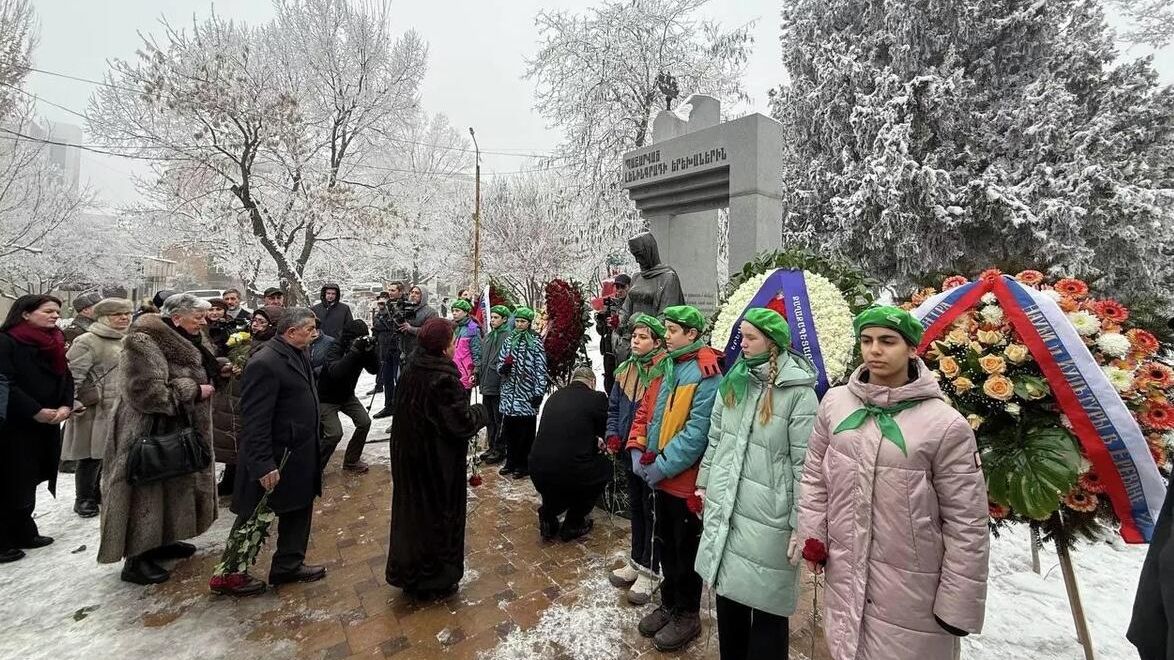 Церемония возложения цветов к памятнику Детям блокадного Ленинграда в Еревaне Церемония возложения цветов к памятнику Детям блокадного Ленинграда в Еревaне - РИА Новости, 1920, 27.01.2026