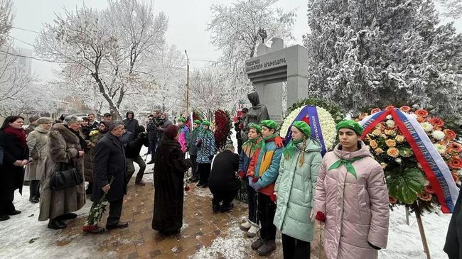 Церемония возложения цветов к памятнику Детям блокадного Ленинграда в Еревaне Церемония возложения цветов к памятнику Детям блокадного Ленинграда в Еревaне