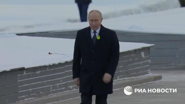 Путин возложил венок к подножию монумента Мать-Родина