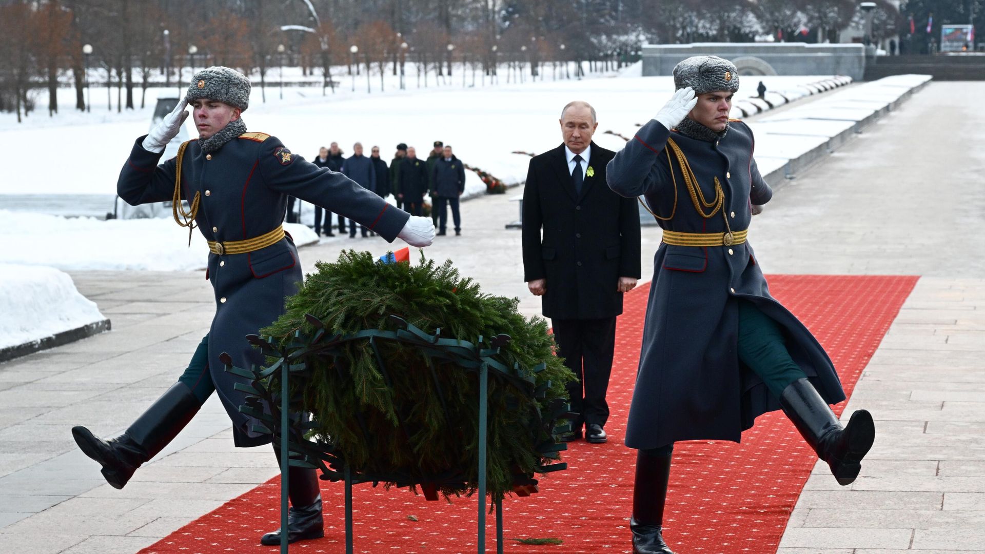 Президент РФ Владимир Путин на церемонии возложения цветов в день 82-й годовщины полного освобождения Ленинграда от фашистской блокады в годы Великой Отечественной войны к монументу Мать-Родина на Пискарёвском мемориальном кладбище - РИА Новости, 1920, 27.01.2026