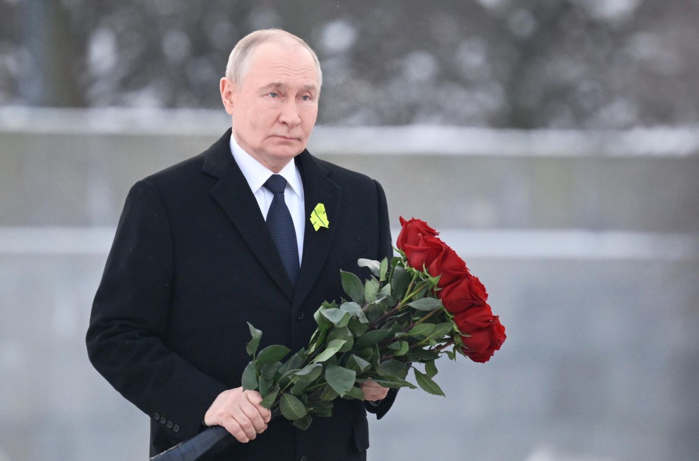 Президент РФ Владимир Путин на церемонии возложения цветов в день 82-й годовщины полного освобождения Ленинграда от фашистской блокады в годы Великой Отечественной войны к монументу Мать-Родина на Пискарёвском мемориальном кладбище