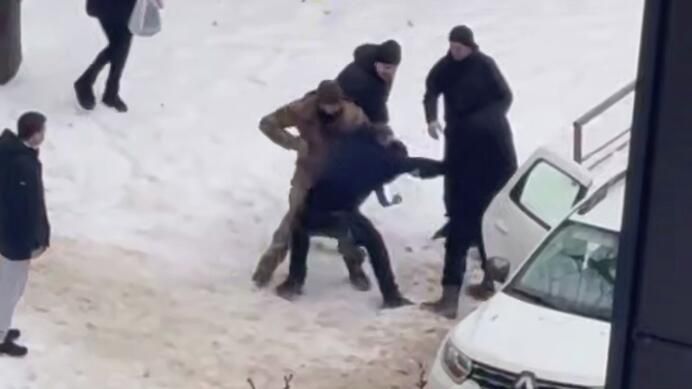 Драка между мужчиной и сотрудником военкомата в Виннице на западе Украины Драка между мужчиной и сотрудником военкомата в Виннице на западе Украины - РИА Новости, 1920, 27.01.2026