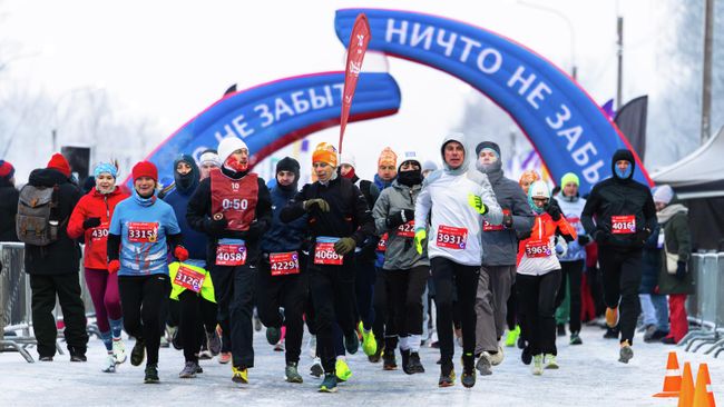 Спортсмены на старте марафона Дорога жизни в Ленинградской области